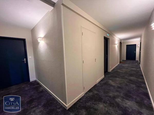 Appartement à louer 2 pièces 45.77m² Laval (53000)