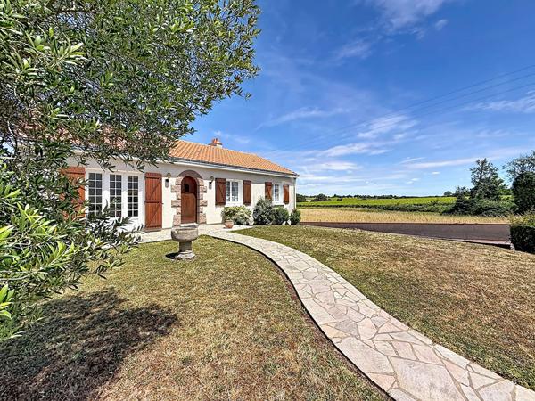 Maison à vendre à la Varenne - Proche bourg - Garage 70 m² non attenant