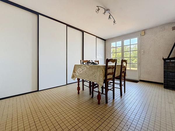 Maison à vendre à la Varenne - Proche bourg - Garage 70 m² non attenant