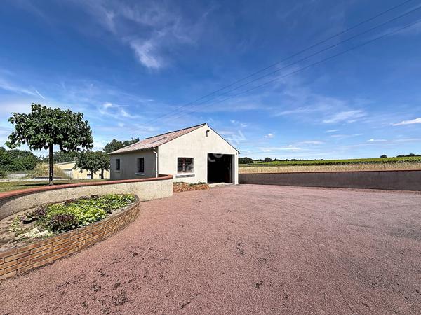 Maison à vendre à la Varenne - Proche bourg - Garage 70 m² non attenant