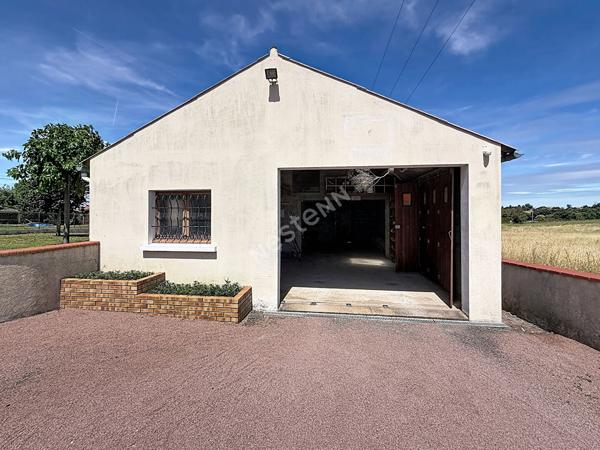 Maison à vendre à la Varenne - Proche bourg - Garage 70 m² non attenant