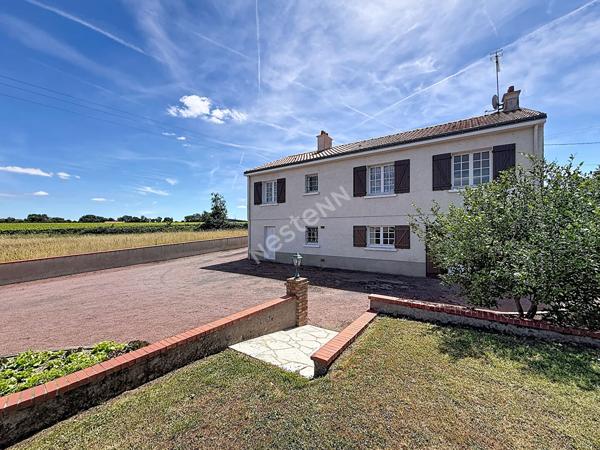 Maison à vendre à la Varenne - Proche bourg - Garage 70 m² non attenant