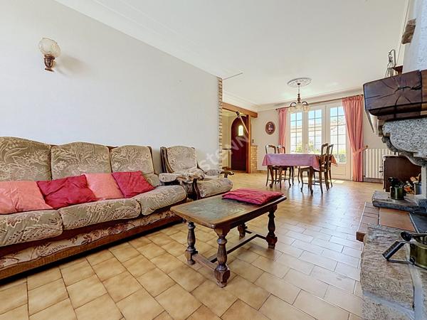 Maison à vendre à la Varenne - Proche bourg - Garage 70 m² non attenant