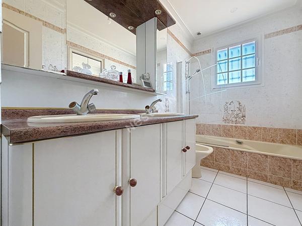Maison à vendre à la Varenne - Proche bourg - Garage 70 m² non attenant