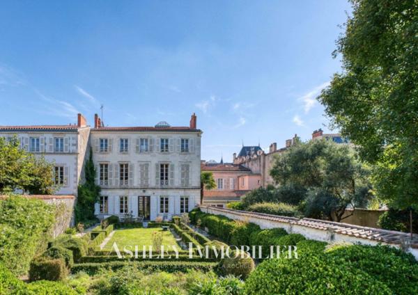 A VENDRE HOTEL PARTICULIER CENTRE VILLE DE LA ROCHELLE
