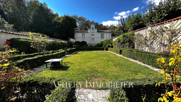 A VENDRE HOTEL PARTICULIER CENTRE VILLE DE LA ROCHELLE