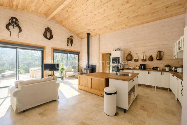 Votre conseillère Fabienne RIGAUD – BSK Immobilier – vous invite à découvrir cette agréable maison individuelle de plain-pied, construite en 2022, située à seulement 5 minutes du centre de Salernes. Nichée dans un environnement naturel privilégié, elle bénéficie d’un calme absolu, sans aucun vis-à-vis, sur un magnifique terrain en restanques d’environ 6 000 m².

Dès l’entrée, vous serez séduits par sa lumineuse pièce de vie d’environ 40 m² comprenant un séjour cathédrale et une cuisine ouverte. Exposée plein Sud, elle profite de deux grandes baies vitrées qui offrent une belle continuité entre l’intérieur et l’extérieur. Un cellier d’environ 10 m² avec WC indépendant complète cet espace.

Côté nuit, la maison propose trois chambres spacieuses de 16 à 18 m², chacune disposant de son propre univers :

Une chambre avec cabine de douche et WC séparé.
Une chambre avec élégante baignoire îlot installée sur une estrade et WC séparé.
Une chambre ouvrant sur une terrasse couverte avec douche extérieure.

À l’extérieur, vous profiterez d’un vaste terrain en restanques d’environ 6 000 m², véritable havre de paix. Une terrasse, une cave en sous-sol ainsi qu’un espace de stationnement pouvant accueillir plusieurs véhicules viennent compléter l’ensemble.

Pour votre confort, la maison est équipée d’une climatisation réversible, d’un poêle à bois dans le séjour ainsi que de radiateurs électriques dans les chambres. Elle est raccordée au tout-à-l’égout, à l’eau de ville et à la fibre optique.

À noter : la propriété est située en zone naturelle, ce qui ne permet aucun agrandissement.

Un bien récent, lumineux et atypique, idéal pour les amoureux de nature et de tranquillité souhaitant profiter d’un cadre de vie privilégié tout en restant à proximité immédiate des commodités du village.

Contactez Fabienne pour une visite au 06 60 81 38 06
