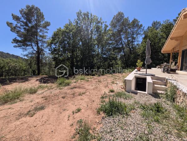 Votre conseillère Fabienne RIGAUD – BSK Immobilier – vous invite à découvrir cette agréable maison individuelle de plain-pied, construite en 2022, située à seulement 5 minutes du centre de Salernes. Nichée dans un environnement naturel privilégié, elle bénéficie d’un calme absolu, sans aucun vis-à-vis, sur un magnifique terrain en restanques d’environ 6 000 m².

Dès l’entrée, vous serez séduits par sa lumineuse pièce de vie d’environ 40 m² comprenant un séjour cathédrale et une cuisine ouverte. Exposée plein Sud, elle profite de deux grandes baies vitrées qui offrent une belle continuité entre l’intérieur et l’extérieur. Un cellier d’environ 10 m² avec WC indépendant complète cet espace.

Côté nuit, la maison propose trois chambres spacieuses de 16 à 18 m², chacune disposant de son propre univers :

Une chambre avec cabine de douche et WC séparé.
Une chambre avec élégante baignoire îlot installée sur une estrade et WC séparé.
Une chambre ouvrant sur une terrasse couverte avec douche extérieure.

À l’extérieur, vous profiterez d’un vaste terrain en restanques d’environ 6 000 m², véritable havre de paix. Une terrasse, une cave en sous-sol ainsi qu’un espace de stationnement pouvant accueillir plusieurs véhicules viennent compléter l’ensemble.

Pour votre confort, la maison est équipée d’une climatisation réversible, d’un poêle à bois dans le séjour ainsi que de radiateurs électriques dans les chambres. Elle est raccordée au tout-à-l’égout, à l’eau de ville et à la fibre optique.

À noter : la propriété est située en zone naturelle, ce qui ne permet aucun agrandissement.

Un bien récent, lumineux et atypique, idéal pour les amoureux de nature et de tranquillité souhaitant profiter d’un cadre de vie privilégié tout en restant à proximité immédiate des commodités du village.

Contactez Fabienne pour une visite au 06 60 81 38 06