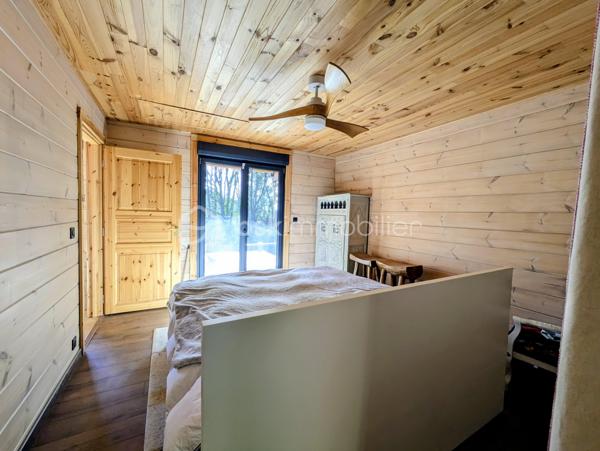 Votre conseillère Fabienne RIGAUD – BSK Immobilier – vous invite à découvrir cette agréable maison individuelle de plain-pied, construite en 2022, située à seulement 5 minutes du centre de Salernes. Nichée dans un environnement naturel privilégié, elle bénéficie d’un calme absolu, sans aucun vis-à-vis, sur un magnifique terrain en restanques d’environ 6 000 m².

Dès l’entrée, vous serez séduits par sa lumineuse pièce de vie d’environ 40 m² comprenant un séjour cathédrale et une cuisine ouverte. Exposée plein Sud, elle profite de deux grandes baies vitrées qui offrent une belle continuité entre l’intérieur et l’extérieur. Un cellier d’environ 10 m² avec WC indépendant complète cet espace.

Côté nuit, la maison propose trois chambres spacieuses de 16 à 18 m², chacune disposant de son propre univers :

Une chambre avec cabine de douche et WC séparé.
Une chambre avec élégante baignoire îlot installée sur une estrade et WC séparé.
Une chambre ouvrant sur une terrasse couverte avec douche extérieure.

À l’extérieur, vous profiterez d’un vaste terrain en restanques d’environ 6 000 m², véritable havre de paix. Une terrasse, une cave en sous-sol ainsi qu’un espace de stationnement pouvant accueillir plusieurs véhicules viennent compléter l’ensemble.

Pour votre confort, la maison est équipée d’une climatisation réversible, d’un poêle à bois dans le séjour ainsi que de radiateurs électriques dans les chambres. Elle est raccordée au tout-à-l’égout, à l’eau de ville et à la fibre optique.

À noter : la propriété est située en zone naturelle, ce qui ne permet aucun agrandissement.

Un bien récent, lumineux et atypique, idéal pour les amoureux de nature et de tranquillité souhaitant profiter d’un cadre de vie privilégié tout en restant à proximité immédiate des commodités du village.

Contactez Fabienne pour une visite au 06 60 81 38 06