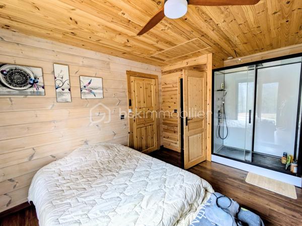 Votre conseillère Fabienne RIGAUD – BSK Immobilier – vous invite à découvrir cette agréable maison individuelle de plain-pied, construite en 2022, située à seulement 5 minutes du centre de Salernes. Nichée dans un environnement naturel privilégié, elle bénéficie d’un calme absolu, sans aucun vis-à-vis, sur un magnifique terrain en restanques d’environ 6 000 m².

Dès l’entrée, vous serez séduits par sa lumineuse pièce de vie d’environ 40 m² comprenant un séjour cathédrale et une cuisine ouverte. Exposée plein Sud, elle profite de deux grandes baies vitrées qui offrent une belle continuité entre l’intérieur et l’extérieur. Un cellier d’environ 10 m² avec WC indépendant complète cet espace.

Côté nuit, la maison propose trois chambres spacieuses de 16 à 18 m², chacune disposant de son propre univers :

Une chambre avec cabine de douche et WC séparé.
Une chambre avec élégante baignoire îlot installée sur une estrade et WC séparé.
Une chambre ouvrant sur une terrasse couverte avec douche extérieure.

À l’extérieur, vous profiterez d’un vaste terrain en restanques d’environ 6 000 m², véritable havre de paix. Une terrasse, une cave en sous-sol ainsi qu’un espace de stationnement pouvant accueillir plusieurs véhicules viennent compléter l’ensemble.

Pour votre confort, la maison est équipée d’une climatisation réversible, d’un poêle à bois dans le séjour ainsi que de radiateurs électriques dans les chambres. Elle est raccordée au tout-à-l’égout, à l’eau de ville et à la fibre optique.

À noter : la propriété est située en zone naturelle, ce qui ne permet aucun agrandissement.

Un bien récent, lumineux et atypique, idéal pour les amoureux de nature et de tranquillité souhaitant profiter d’un cadre de vie privilégié tout en restant à proximité immédiate des commodités du village.

Contactez Fabienne pour une visite au 06 60 81 38 06