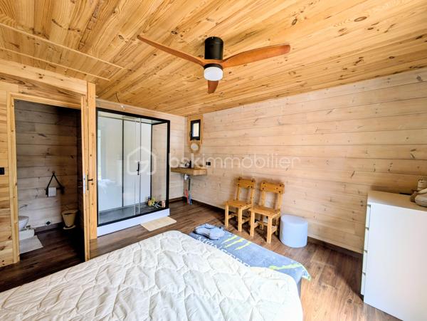 Votre conseillère Fabienne RIGAUD – BSK Immobilier – vous invite à découvrir cette agréable maison individuelle de plain-pied, construite en 2022, située à seulement 5 minutes du centre de Salernes. Nichée dans un environnement naturel privilégié, elle bénéficie d’un calme absolu, sans aucun vis-à-vis, sur un magnifique terrain en restanques d’environ 6 000 m².

Dès l’entrée, vous serez séduits par sa lumineuse pièce de vie d’environ 40 m² comprenant un séjour cathédrale et une cuisine ouverte. Exposée plein Sud, elle profite de deux grandes baies vitrées qui offrent une belle continuité entre l’intérieur et l’extérieur. Un cellier d’environ 10 m² avec WC indépendant complète cet espace.

Côté nuit, la maison propose trois chambres spacieuses de 16 à 18 m², chacune disposant de son propre univers :

Une chambre avec cabine de douche et WC séparé.
Une chambre avec élégante baignoire îlot installée sur une estrade et WC séparé.
Une chambre ouvrant sur une terrasse couverte avec douche extérieure.

À l’extérieur, vous profiterez d’un vaste terrain en restanques d’environ 6 000 m², véritable havre de paix. Une terrasse, une cave en sous-sol ainsi qu’un espace de stationnement pouvant accueillir plusieurs véhicules viennent compléter l’ensemble.

Pour votre confort, la maison est équipée d’une climatisation réversible, d’un poêle à bois dans le séjour ainsi que de radiateurs électriques dans les chambres. Elle est raccordée au tout-à-l’égout, à l’eau de ville et à la fibre optique.

À noter : la propriété est située en zone naturelle, ce qui ne permet aucun agrandissement.

Un bien récent, lumineux et atypique, idéal pour les amoureux de nature et de tranquillité souhaitant profiter d’un cadre de vie privilégié tout en restant à proximité immédiate des commodités du village.

Contactez Fabienne pour une visite au 06 60 81 38 06
