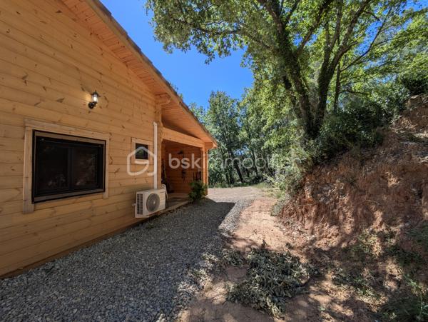 Votre conseillère Fabienne RIGAUD – BSK Immobilier – vous invite à découvrir cette agréable maison individuelle de plain-pied, construite en 2022, située à seulement 5 minutes du centre de Salernes. Nichée dans un environnement naturel privilégié, elle bénéficie d’un calme absolu, sans aucun vis-à-vis, sur un magnifique terrain en restanques d’environ 6 000 m².

Dès l’entrée, vous serez séduits par sa lumineuse pièce de vie d’environ 40 m² comprenant un séjour cathédrale et une cuisine ouverte. Exposée plein Sud, elle profite de deux grandes baies vitrées qui offrent une belle continuité entre l’intérieur et l’extérieur. Un cellier d’environ 10 m² avec WC indépendant complète cet espace.

Côté nuit, la maison propose trois chambres spacieuses de 16 à 18 m², chacune disposant de son propre univers :

Une chambre avec cabine de douche et WC séparé.
Une chambre avec élégante baignoire îlot installée sur une estrade et WC séparé.
Une chambre ouvrant sur une terrasse couverte avec douche extérieure.

À l’extérieur, vous profiterez d’un vaste terrain en restanques d’environ 6 000 m², véritable havre de paix. Une terrasse, une cave en sous-sol ainsi qu’un espace de stationnement pouvant accueillir plusieurs véhicules viennent compléter l’ensemble.

Pour votre confort, la maison est équipée d’une climatisation réversible, d’un poêle à bois dans le séjour ainsi que de radiateurs électriques dans les chambres. Elle est raccordée au tout-à-l’égout, à l’eau de ville et à la fibre optique.

À noter : la propriété est située en zone naturelle, ce qui ne permet aucun agrandissement.

Un bien récent, lumineux et atypique, idéal pour les amoureux de nature et de tranquillité souhaitant profiter d’un cadre de vie privilégié tout en restant à proximité immédiate des commodités du village.

Contactez Fabienne pour une visite au 06 60 81 38 06