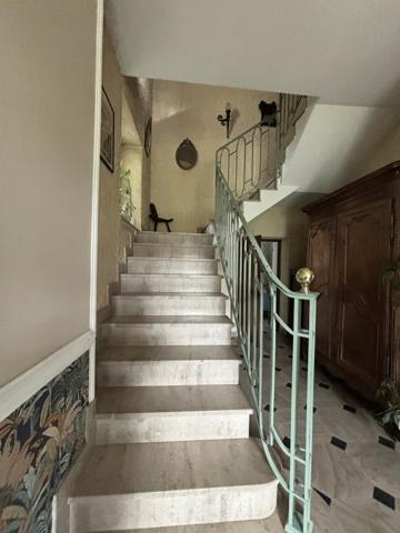 Belle demeure de 200m² au centre ville de Châtillon-sur-Seine sur 650m² de terrain avec atelier . Châtillon-sur-Seine (21400)