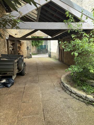 Belle demeure de 200m² au centre ville de Châtillon-sur-Seine sur 650m² de terrain avec atelier . Châtillon-sur-Seine (21400)