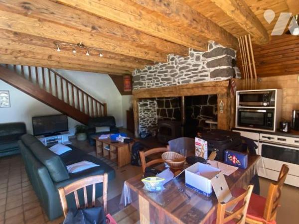 A vendre à Drignac commune d'Ally (CANTAL), dans un hameau verdoyant, au calme avec une jolie v...