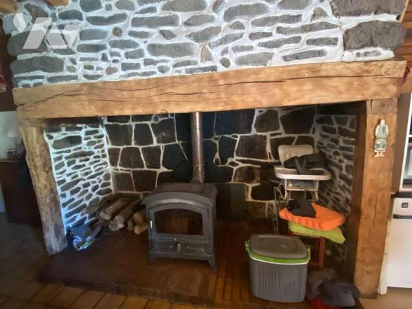 A vendre à Drignac commune d'Ally (CANTAL), dans un hameau verdoyant, au calme avec une jolie v...
