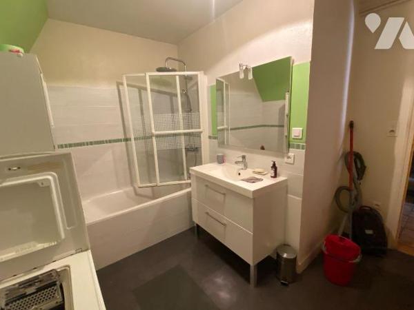 A vendre à Drignac commune d'Ally (CANTAL), dans un hameau verdoyant, au calme avec une jolie v...