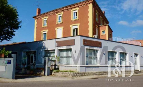 Hôtel-Restaurant avec Licence IV, appart T3 neuf et terrain constructible