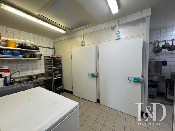 Hôtel-Restaurant avec Licence IV, appart T3 neuf et terrain constructible