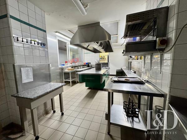 Hôtel-Restaurant avec Licence IV, appart T3 neuf et terrain constructible