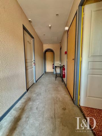 Hôtel-Restaurant avec Licence IV, appart T3 neuf et terrain constructible