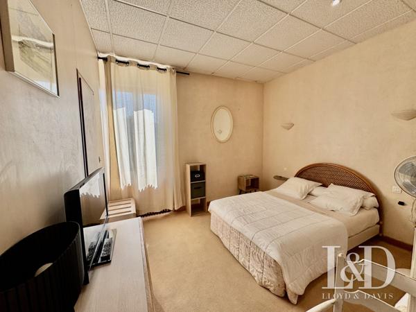 Hôtel-Restaurant avec Licence IV, appart T3 neuf et terrain constructible