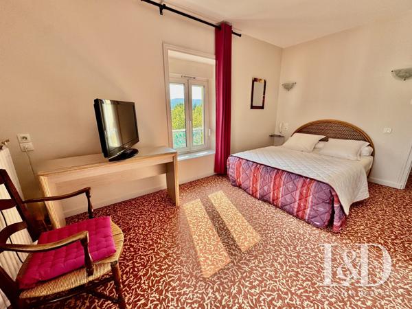 Hôtel-Restaurant avec Licence IV, appart T3 neuf et terrain constructible