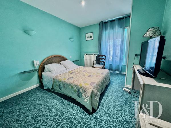 Hôtel-Restaurant avec Licence IV, appart T3 neuf et terrain constructible