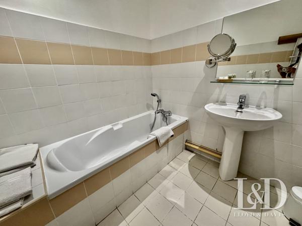 Hôtel-Restaurant avec Licence IV, appart T3 neuf et terrain constructible