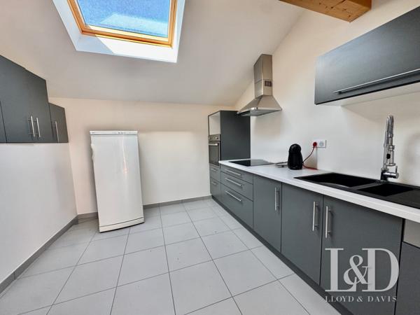 Hôtel-Restaurant avec Licence IV, appart T3 neuf et terrain constructible