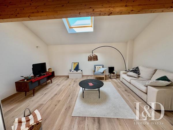 Hôtel-Restaurant avec Licence IV, appart T3 neuf et terrain constructible