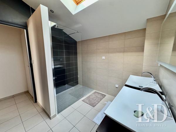 Hôtel-Restaurant avec Licence IV, appart T3 neuf et terrain constructible