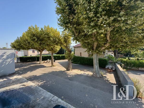 Hôtel-Restaurant avec Licence IV, appart T3 neuf et terrain constructible