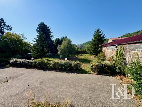 Hôtel-Restaurant avec Licence IV, appart T3 neuf et terrain constructible