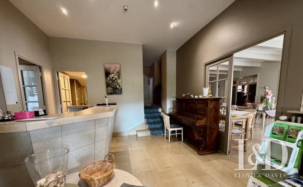 Hôtel-Restaurant avec Licence IV, appart T3 neuf et terrain constructible