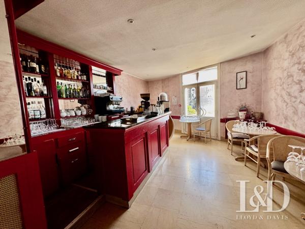 Hôtel-Restaurant avec Licence IV, appart T3 neuf et terrain constructible