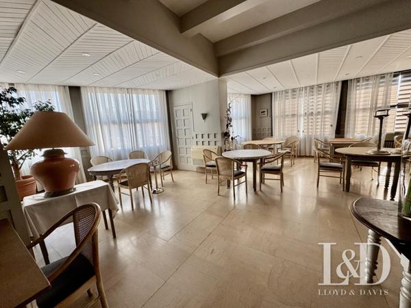 Hôtel-Restaurant avec Licence IV, appart T3 neuf et terrain constructible