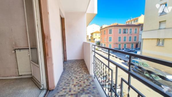 Entre Le Port et Riquier
Appartement traversant de 4 pièces avec terrasse au calme.
