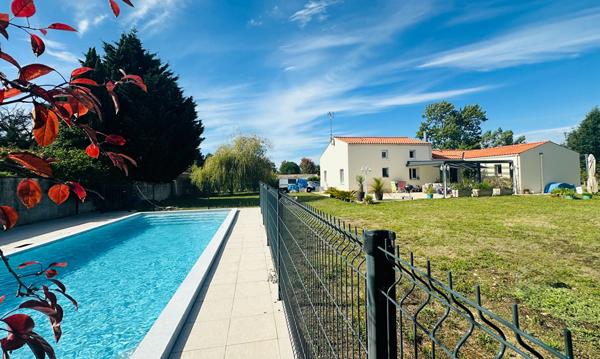 Maison avec piscine, 4 chambres + 1 bureau, Thénac