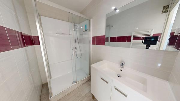 Appartement de type 3 rénové et proche des commodités, situé sur Bourgoin Jallieu