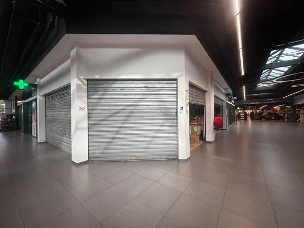 A LOUER - LOCAL COMMERCIAL 70M2 - GALERIE MARCHANDE INTERMARCHE À BOLLENE