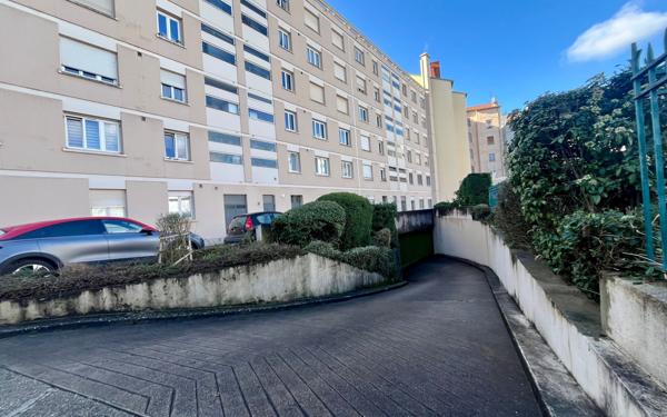 Stationnement à louer    Villeurbanne