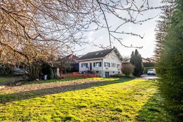 EXCLUSIVITÉ – Maison avec deux appartements sur un grand terrain à Bons-en-Chablais