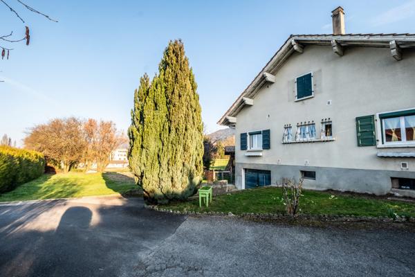 EXCLUSIVITÉ – Maison avec deux appartements sur un grand terrain à Bons-en-Chablais
