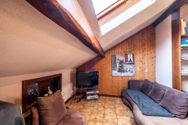 EXCLUSIVITÉ – Maison avec deux appartements sur un grand terrain à Bons-en-Chablais