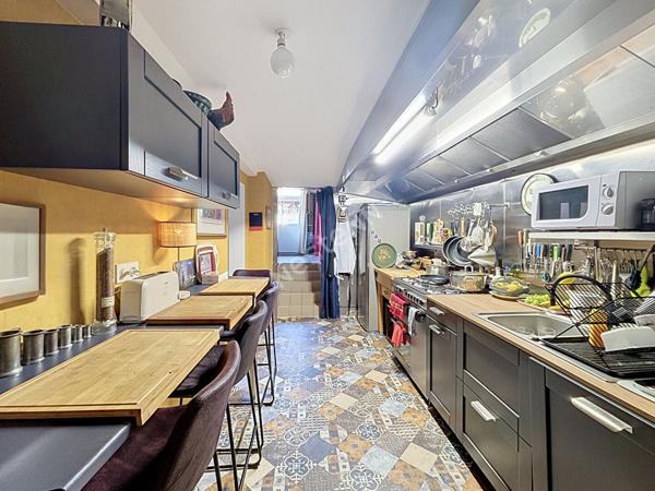 Immeuble à vendre avec un appartement et un local commercial dans le bourg d'INGRANDES-LE-FRESNE-SUR-LOIRE;