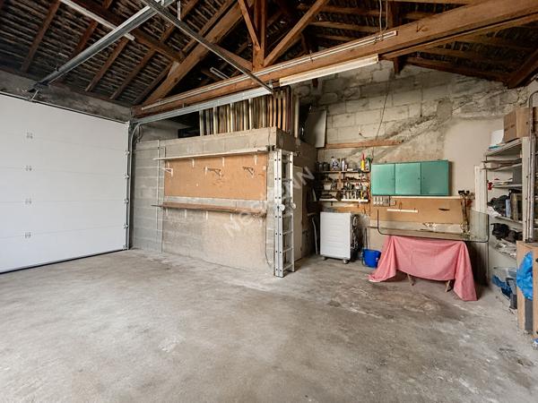 Immeuble à vendre avec un appartement et un local commercial dans le bourg d'INGRANDES-LE-FRESNE-SUR-LOIRE;