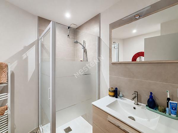 Immeuble à vendre avec un appartement et un local commercial dans le bourg d'INGRANDES-LE-FRESNE-SUR-LOIRE;