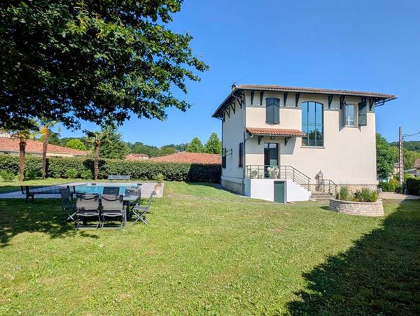 Maison bourgeoise de 140 m2 avec piscine sur terrain de 1384 m²