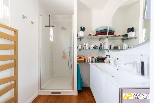 Maison - parc - 4 chambres - salle de bains salle d'eau - bureau au sous sol garage fermé 1 050 000 € **  - Référence  13636